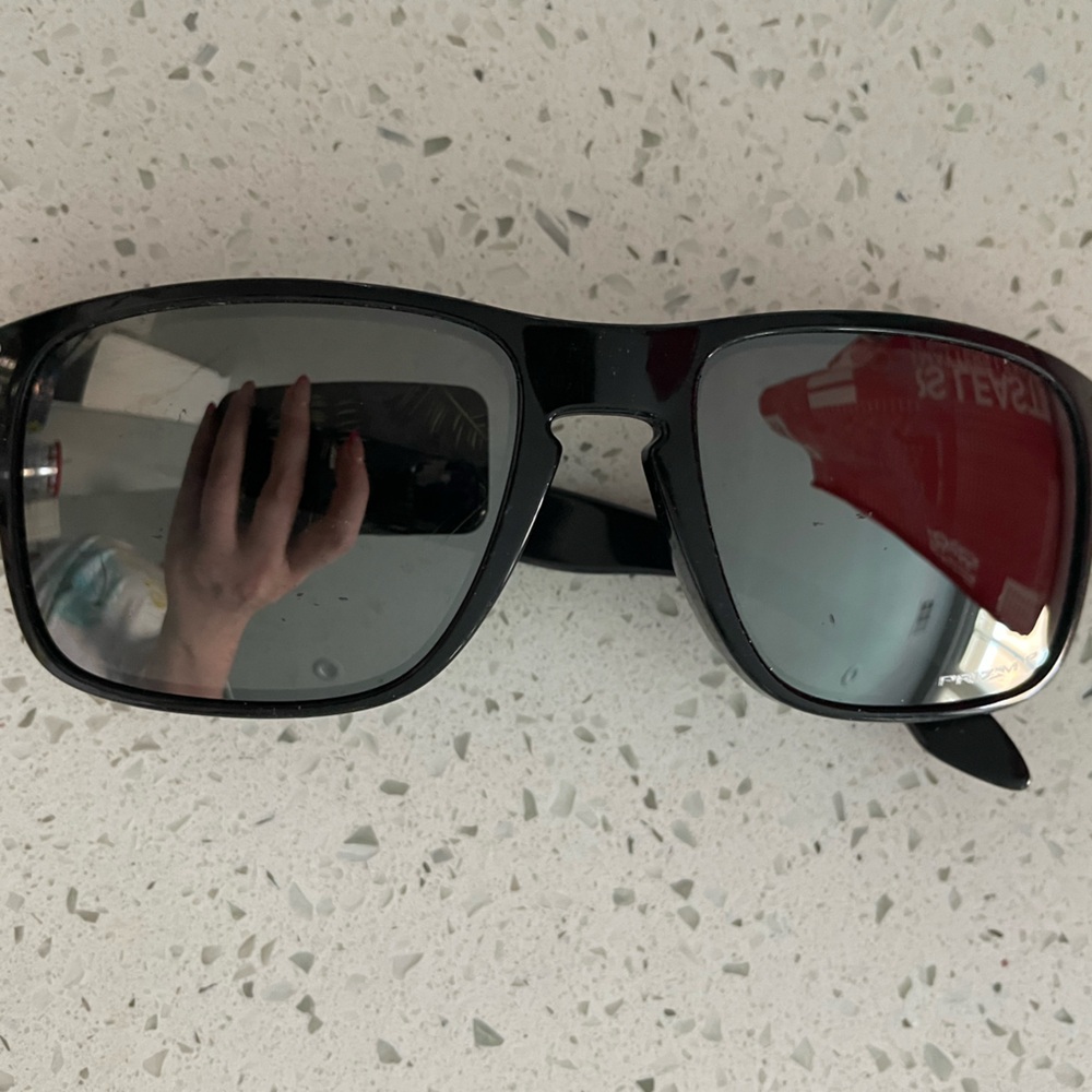 Men’s Black Oakley - needs replacement arm